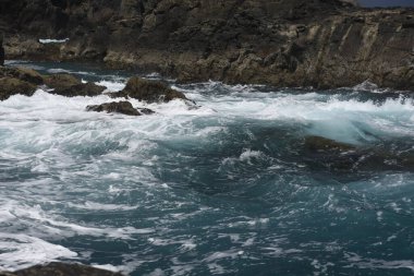 Kayalıklardan denize bakıyorum.