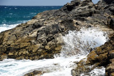 Kayalıklardan denize bakıyorum.
