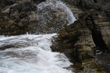 Kayalıklardan denize bakıyorum.