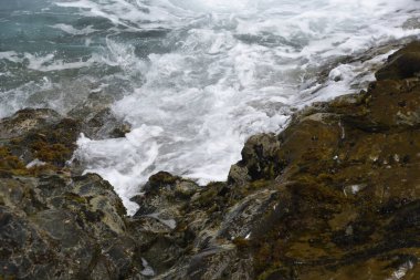 Kayalıklardan denize bakıyorum.