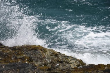 Kayalıklardan denize bakıyorum.