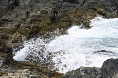 Kayalıklardan denize bakıyorum.