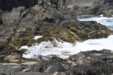 Kayalıklardan denize bakıyorum.