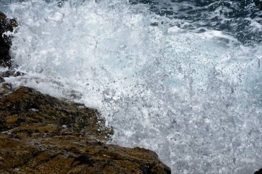 Kayalıklardan denize bakıyorum.