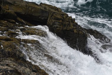 Kayalıklardan denize bakıyorum.