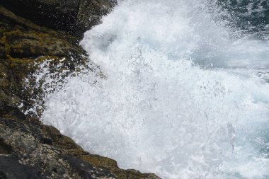 Kayalıklardan denize bakıyorum.
