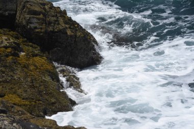 Kayalıklardan denize bakıyorum.