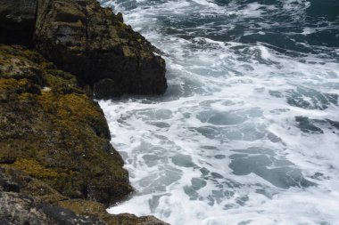 Kayalıklardan denize bakıyorum.