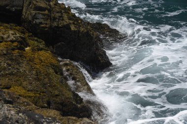 Kayalıklardan denize bakıyorum.