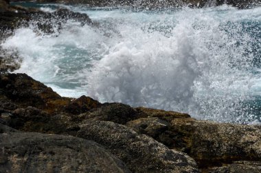 Kayalıklardan denize bakıyorum.