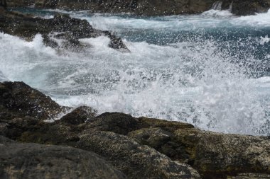 Kayalıklardan denize bakıyorum.