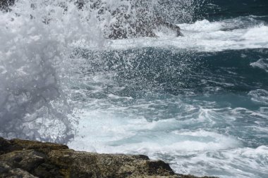 Kayalıklardan denize bakıyorum.