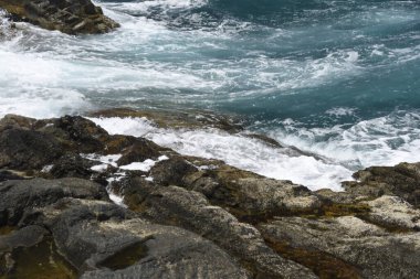 Kayalıklardan denize bakıyorum.