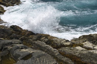 Kayalıklardan denize bakıyorum.