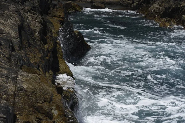 Kayalıklardan denize bakıyorum.