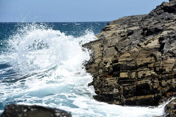 Tittar Havet Från Klipporna — Stockfoto