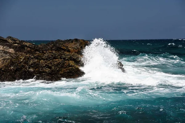 Kayalıklardan denize bakıyorum.