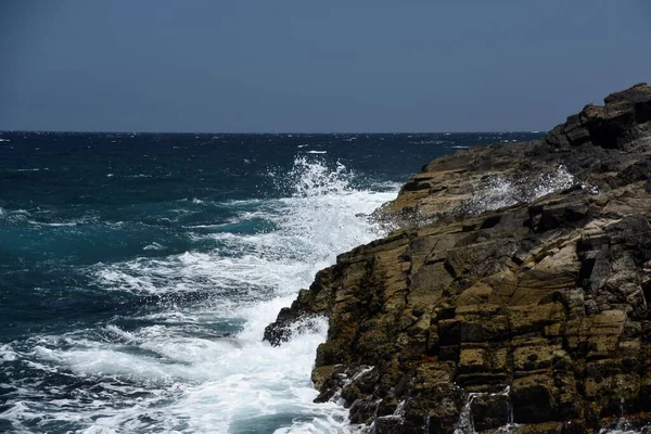 Κοιτάζοντας Θάλασσα Από Βράχια — Φωτογραφία Αρχείου