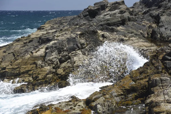 Kayalıklardan denize bakıyorum.