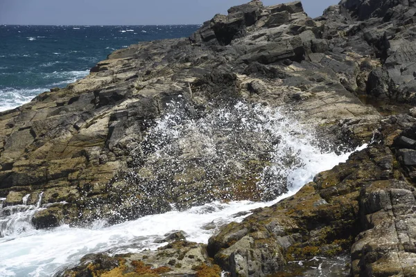 Tittar Havet Från Klipporna — Stockfoto