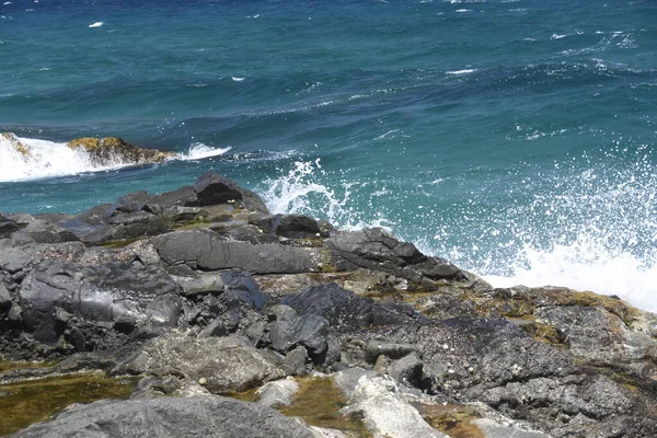 Kayalıklardan Denize Bakıyorum — Stok fotoğraf