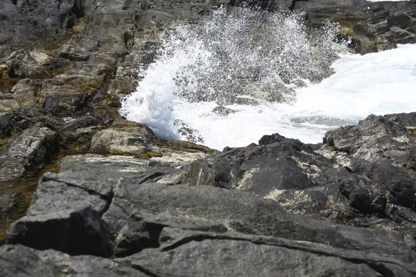 Tittar Havet Från Klipporna — Stockfoto