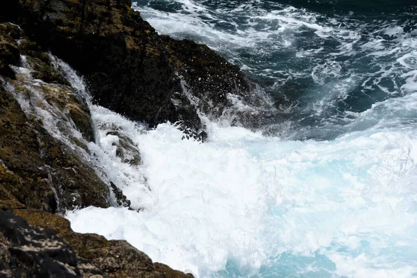 Kayalıklardan Denize Bakıyorum — Stok fotoğraf