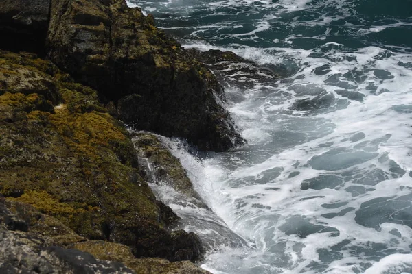 Kayalıklardan denize bakıyorum.