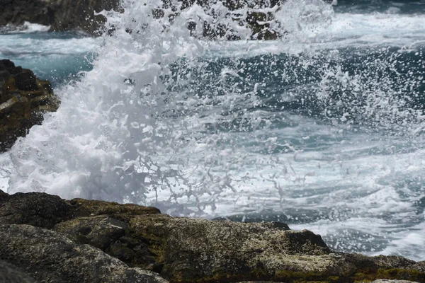 Tittar Havet Från Klipporna — Stockfoto