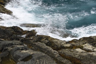 Kayalıklardan denize bakıyorum.