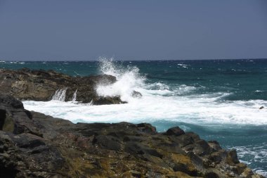 Kayalıklardan denize bakıyorum.