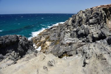 Kayalıklardan denize bakıyorum.