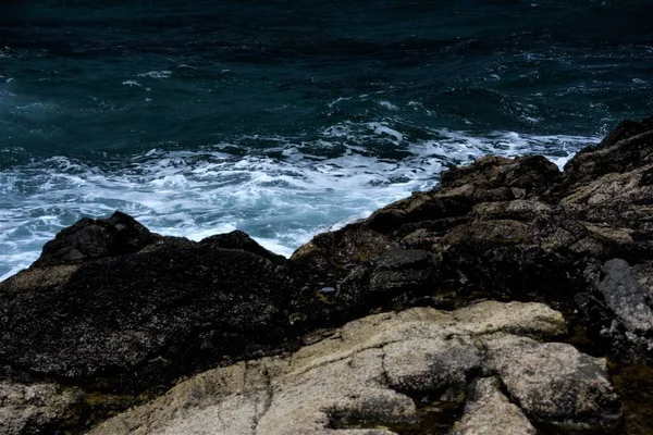 Tittar Havet Från Klipporna — Stockfoto