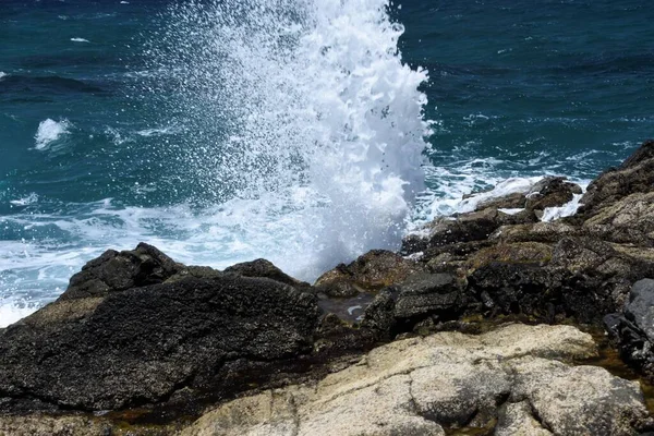 Tittar Havet Från Klipporna — Stockfoto