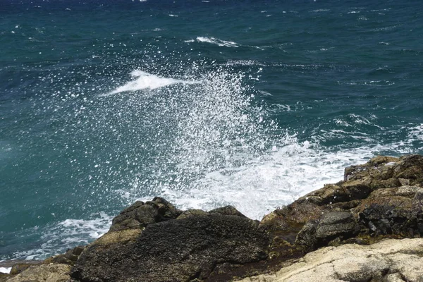 Tittar Havet Från Klipporna — Stockfoto