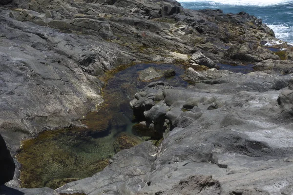 Tittar Havet Från Klipporna — Stockfoto