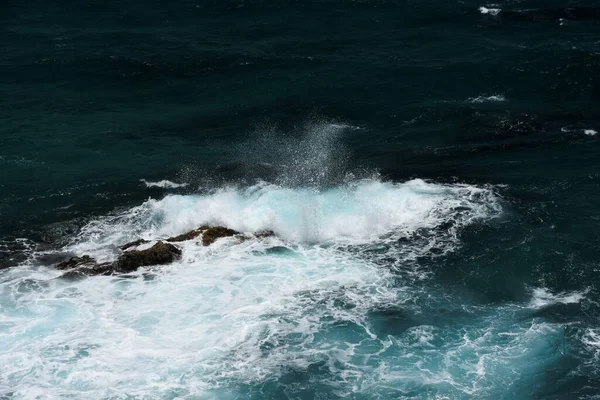 Tittar Havet Från Klipporna — Stockfoto