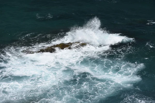 Kayalıklardan denize bakıyorum.