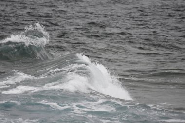 Sahildeki deniz dalgaları, şekilleri ve renkleri