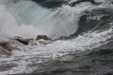 Sahildeki deniz dalgaları, şekilleri ve renkleri