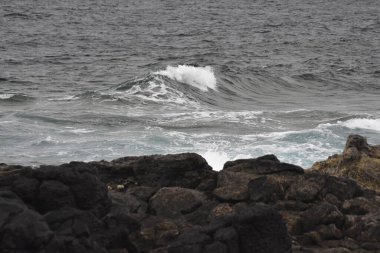 Sahildeki deniz dalgaları, şekilleri ve renkleri