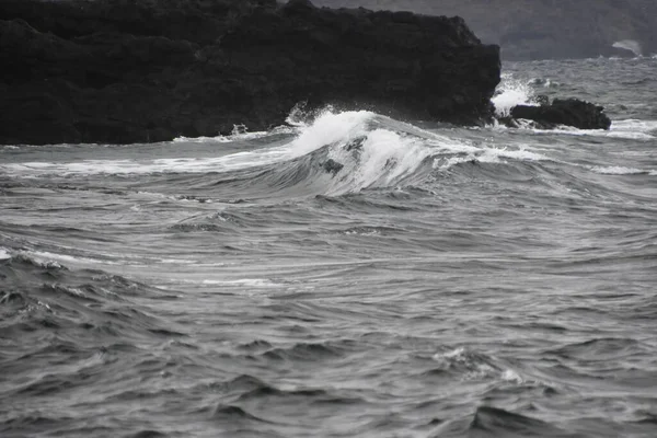 Волны Показывающие Свою Силу — стоковое фото