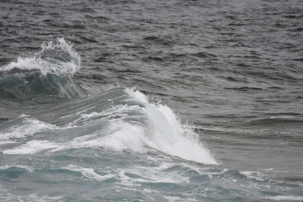 海岸上的大海及其波浪 形状和色彩 — 图库照片