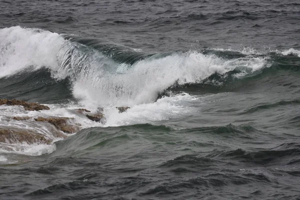 Sahildeki deniz dalgaları, şekilleri ve renkleri