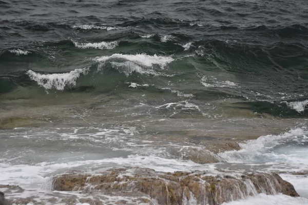 Sahildeki deniz dalgaları, şekilleri ve renkleri