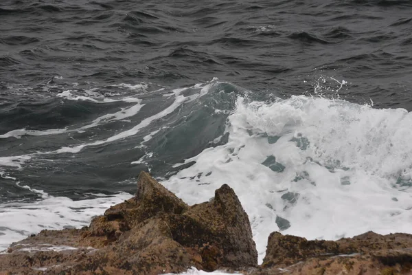 海岸上的大海及其波浪 形状和色彩 — 图库照片