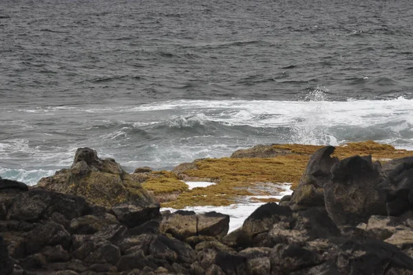 海岸上的大海及其波浪 形状和色彩 — 图库照片