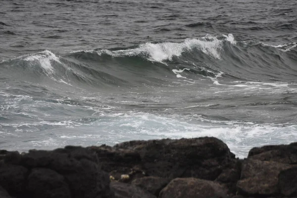 Море Узбережжі Його Хвилями Формами Кольорами — стокове фото
