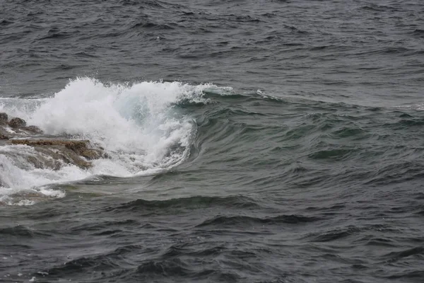 波や形や色で海岸の海は — ストック写真