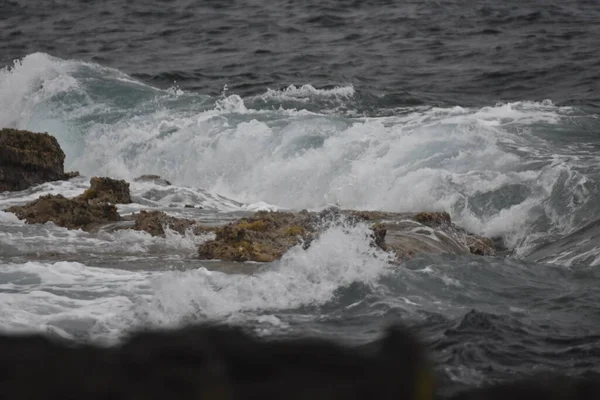 海岸上的大海及其波浪 形状和色彩 — 图库照片